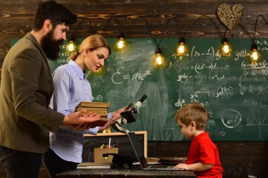 Öğretmen sınıfta her kişi fikir ve görüşleri değerlenmektedir, öğretmen öğrencilerin değil sadece onu, E-öğrenme eğitim ve üniversite kavramı bağlı olabilir biliyorum sağlar