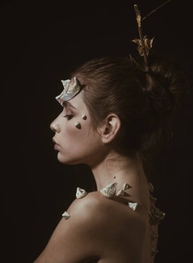 Siyah arka plan üzerinde peri masalı kavramı izole ihale özellikleriyle perisi veya orman ruhu. Dikenler üzerinde kızla yan görünüm portre geri ve kafasına boynuzları