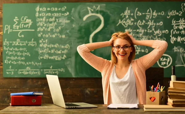 Leraar in glazen lezen van de verslagen van getalenteerde studenten corrigeren van fouten, onderwijs universiteit leren en mensen concept, leraar respecteert studenten, leraar werkt samen met collega 's, — Stockfoto