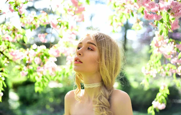 美丽的年轻女子在盛开的樱花盛开的花园. — 图库照片