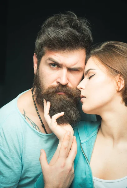 Foto de moda de pareja tras corte de pelo. Mujer en cara misteriosa con barbudo, fondo negro. Concepto de barbería. Hombre con barba elegante y bigote y chica con corte de pelo fresco, nuevo peinado . —  Fotos de Stock