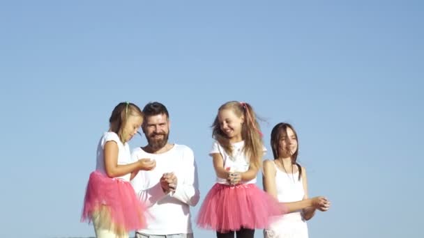 Festival des couleurs. Les enfants caucasiens jouent avec les couleurs. Enfants caucasiens célébrant holi - festival des couleurs . — Video