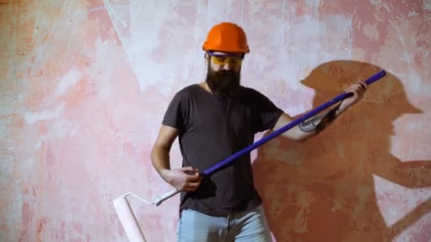 Man doet renovatiewerkzaamheden thuis — Stockvideo