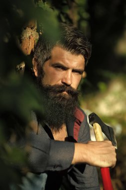 Acımasız adam bir balta ile. Adam holding ax duvarının yakınında