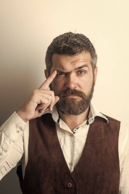 beyin fırtınası. düşünceli yüzünde uzun sakallı