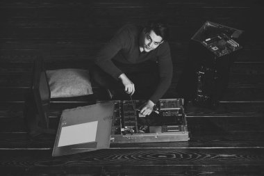 bilgisayar servis hizmetleri. mühendis adam tornavida ile anakart tamir