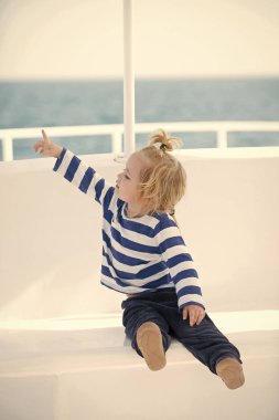 Çocuk tekneye dinleniyor. Çocukluk ve bebek bakım kavramı.