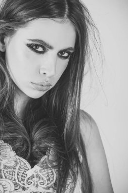 akşam makyaj. Güzel yüzü ve uzun esmer saç makyaj kadınla