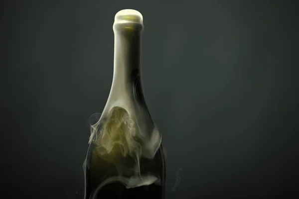 Відкрита пляшка шампанського. Пляшка шампанського з димом — стокове фото