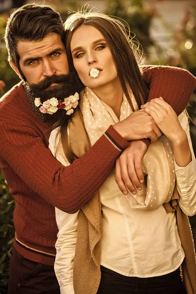 Стильная пара в рамке. Девушка и мужчина с цветами на бороде — стоковое фото