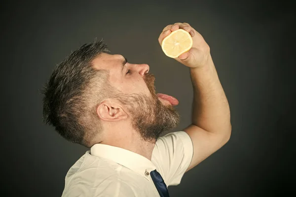 Ο άνθρωπος πόσιμο νερό με λεμόνι. ο άνθρωπος με ένα λεμόνι. Φρούτα και υγιεινών βιολογικών τροφίμων. — Φωτογραφία Αρχείου