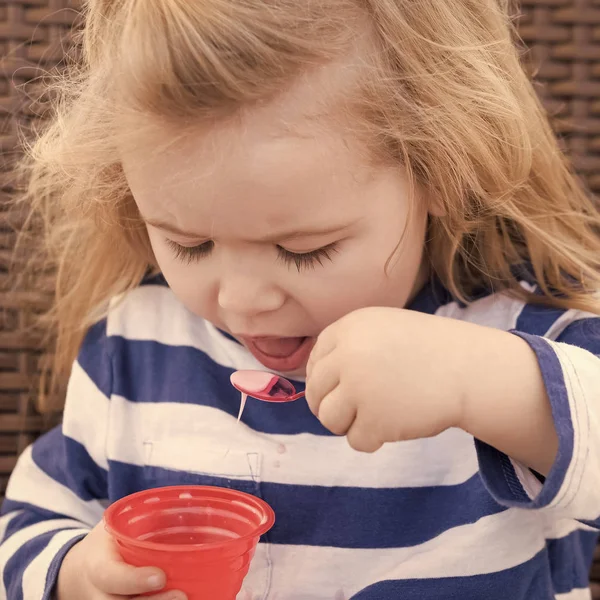 A criança come gelado. Criança com iogurte de frutas congeladas, gelato ou sorvete — Fotografia de Stock