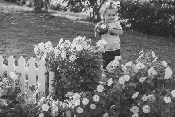 bir çocuk bir futbol topu. Yaz tatil kavramı