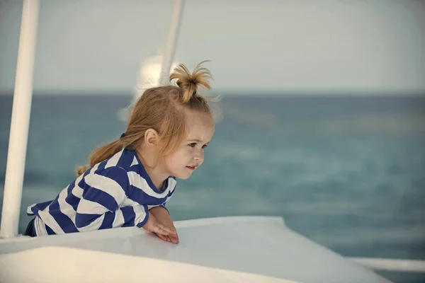 L'enfant repose sur le bateau. concept d'enfance et de bonheur . — Photo