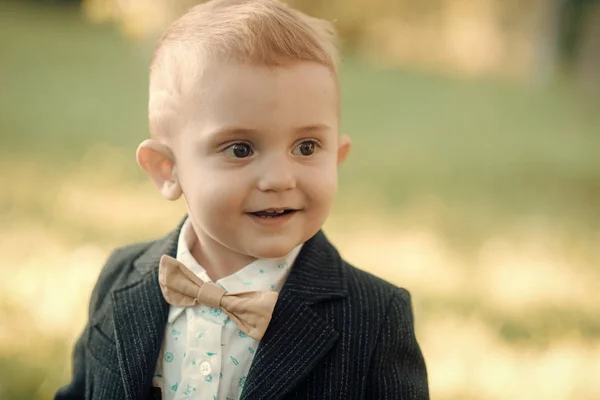 Niño alegre en un traje. Feliz infancia, juventud —  Fotos de Stock