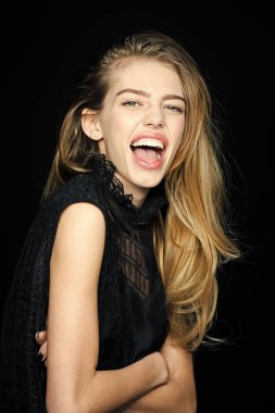 Modeli kameraya gülümsüyor. Kuaför ve güzellik bir görünüm