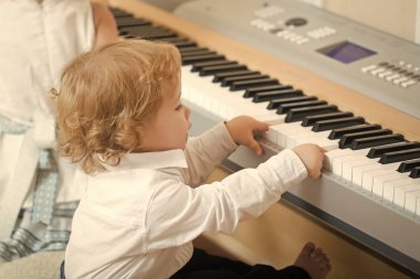 çocuk piyano dersleri. Çocuk oyunundan dijital piyano