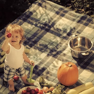 Çocuk koruma bırakır. Piknik üzerinde küçük çocuk