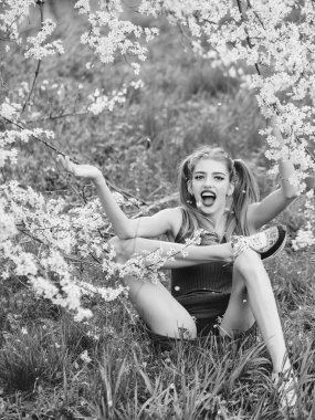 Bahar beni deli sürdü. Çiçeği güzel kız