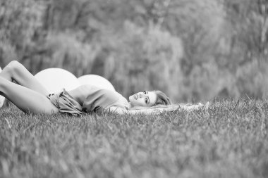 Kız çim üzerinde yalan söylüyor. Kadın çim üzerinde yalan