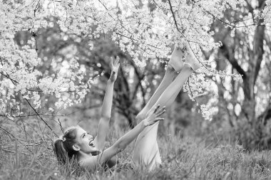 Bahar beni deli sürdü. Çiçeği güzel kız