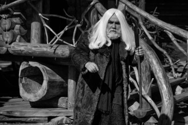 Eski bir sihirbaz. Balta ile acımasız yaşlı büyücü