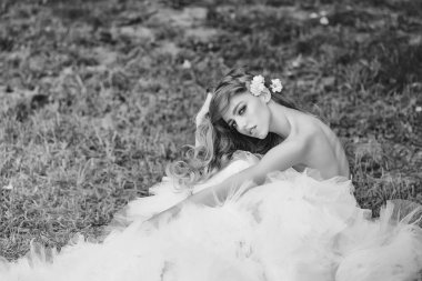 moda model kameraya poz. Glamour kadın yeşil çimenlerin üzerinde