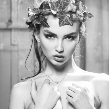 moda model kameraya poz. Asma taç şehvetli kız