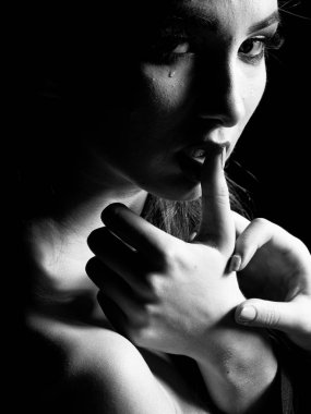 moda model kameraya poz. Genç kız ağlıyor