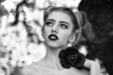 bir modeldir. Kadın kırmızı haşhaş tohumu ile