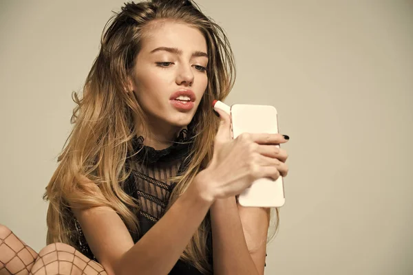 Chica se pinta los labios antes de la reunión. Salón de belleza y look de moda, cosméticos . — Foto de Stock