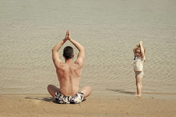 Yoga para niños. padre hombre e hijo meditando en pose de yoga —  Fotos de Stock