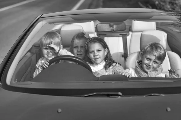 Bambini viaggiatori. bambini felici amici in macchina — Foto Stock