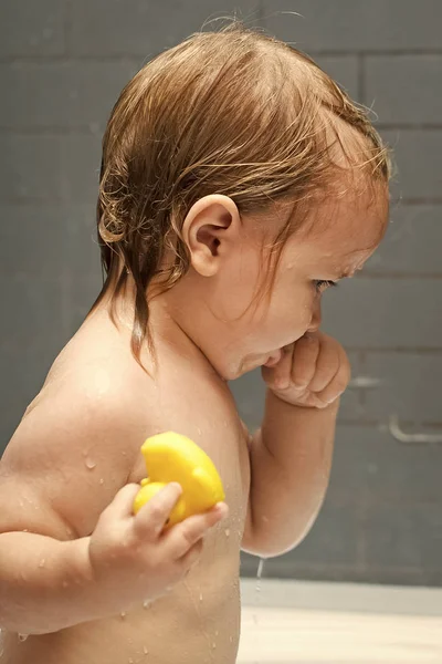 Fiú, aki fürdő eljárások. Gyermek zuhany kiskacsa — Stock Fotó