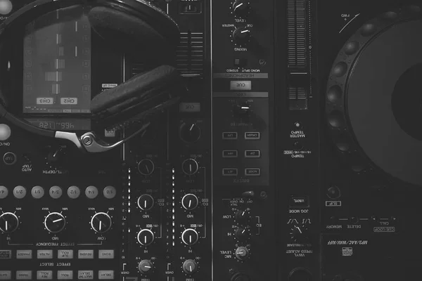 W panelu sterowania DJ. Konsoli miksera i słuchawki — Zdjęcie stockowe