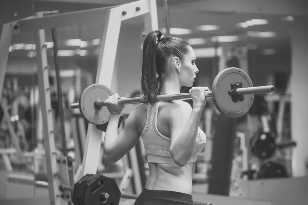 Kadın fitness. Spor salonunda seksi kız — Stok fotoğraf