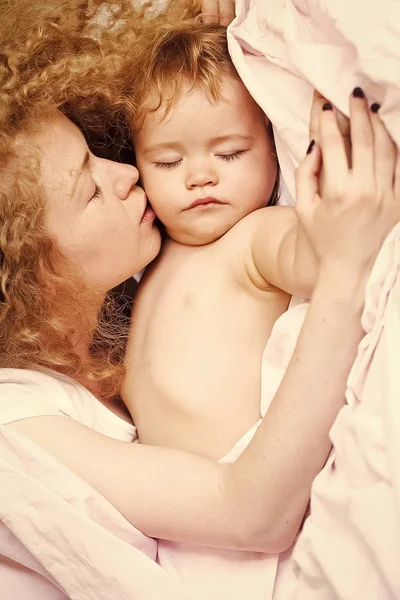 Kindheitstraum. Mutter küsst Baby — Stockfoto