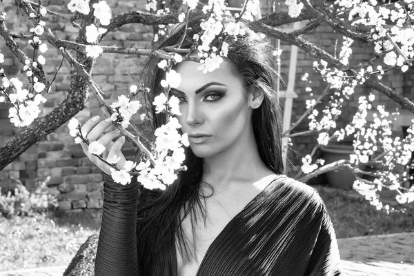 Modelo de moda posando con flores. Mujer con flor de primavera —  Fotos de Stock