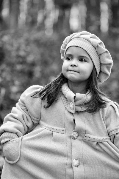 Criança feliz. Menina no parque de outono — Fotografia de Stock