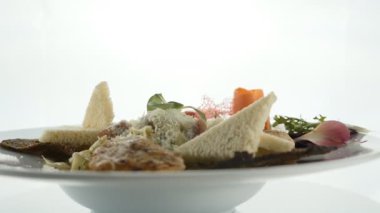 Şanti püresi ya da yapıştırma karamelize şeker şeker, salata, sebze beyaz arka plan üzerinde plaka üzerinde kahverengi ekmek parça ile lezzetli snack. Modern moleküler gastronomi