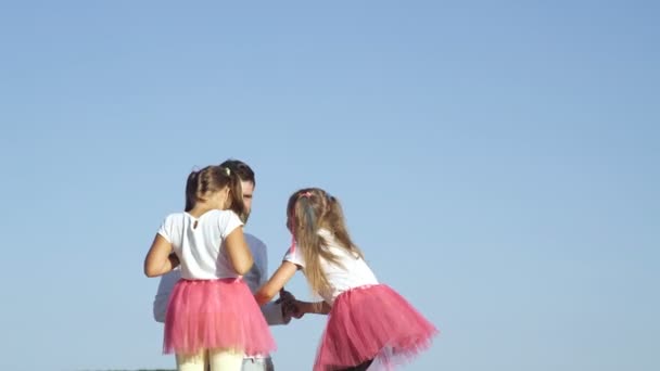 Glückliche Familie. Kaukasische Kinder, die mit Farben spielen. Kaukasische Kinder feiern Holi - Fest der Farben. — Stockvideo