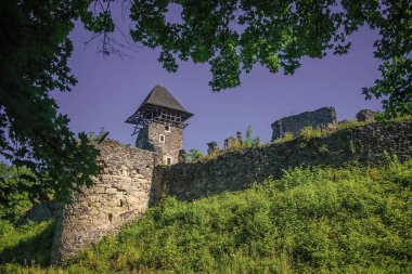 Koruma ve Savunma kavramı. Kale kule ve duvar. Mavi gökyüzü üzerinde yeşil tepe üzerinde taş sur