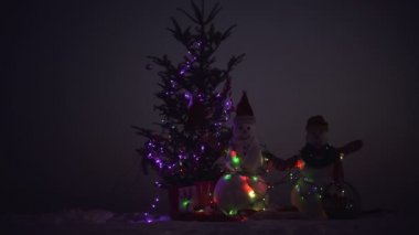 Mutlu yeni yıl kardan adam ile. Snowmans mutlu çift. Snowmans kutlama