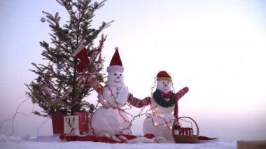 Mutlu yeni yıl kardan adam ile. Snowmans mutlu çift. Snowmans kutlama