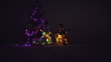 Kar adam karda Noel hediyesi. Kışın Noel yatay duran iki kar adam