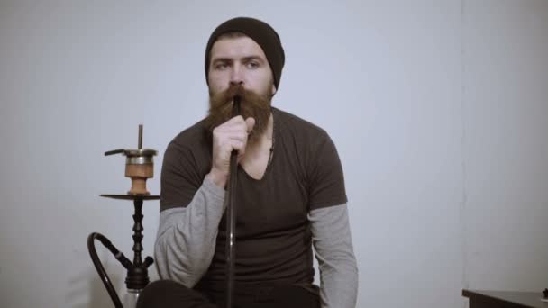 Człowiek pali fajki na pasku — Wideo stockowe