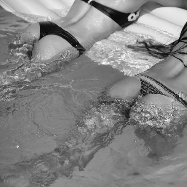 havuz partisi. Havuzda seksi kadın organları