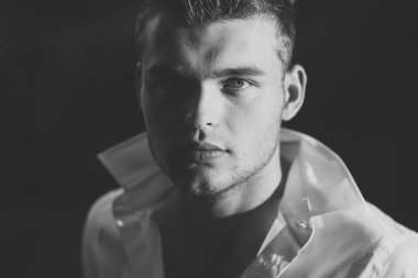 bir adam acımasız görünümünü. Maço erkek açık portresi