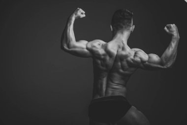 Fitness eğitmeni. Adam kas ıslak vücut ve arka.
