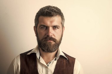 zarif barmen. Adam uzun sakal ve bıyık üzerinde ciddi bir yüz.